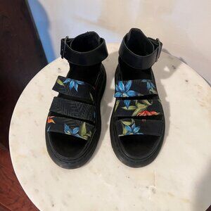 [NWOT] Dr.Martens CLARISSA HAWAIIAN FLORAL Floral Sandals